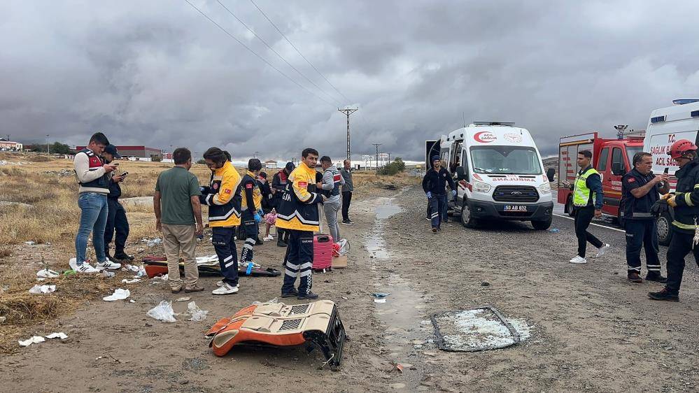 Turistleri taşıyan minibüs takla attı! 18 kişi yaralandı 3